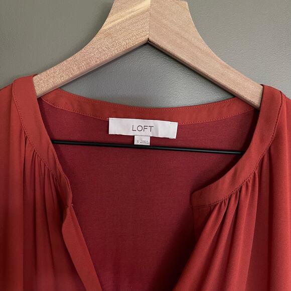 LOFT Split Neck Shirred Flutter Tee Top Size Small Lightweight Mixed Media Shell - Picture 4 of 11